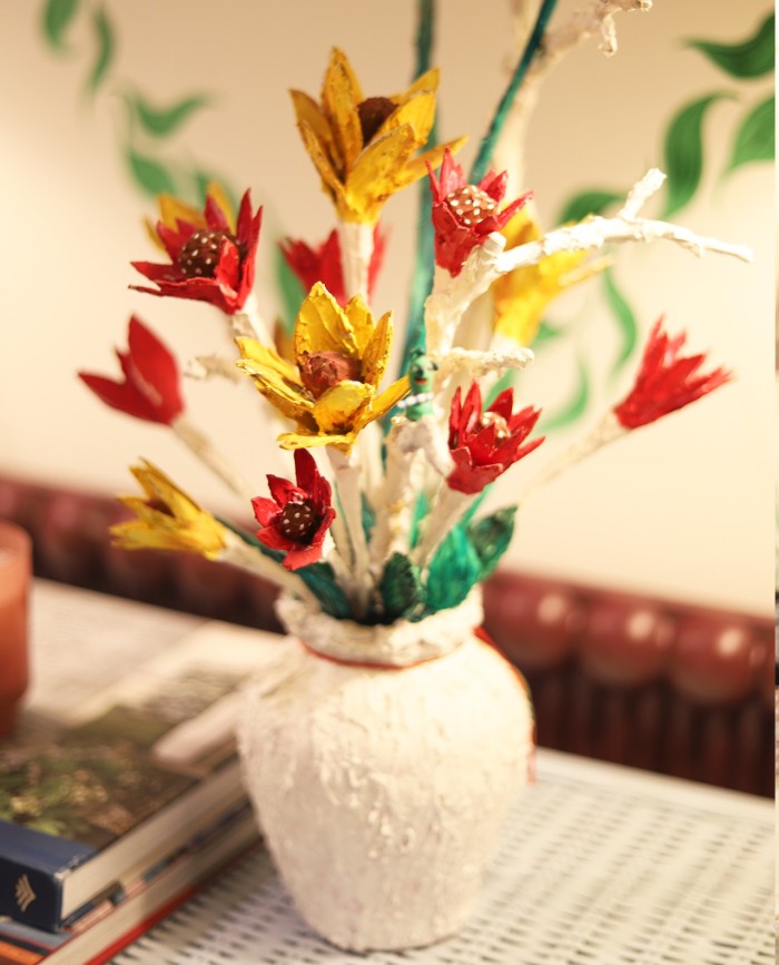 Escultura jarrón blanco con flores 2